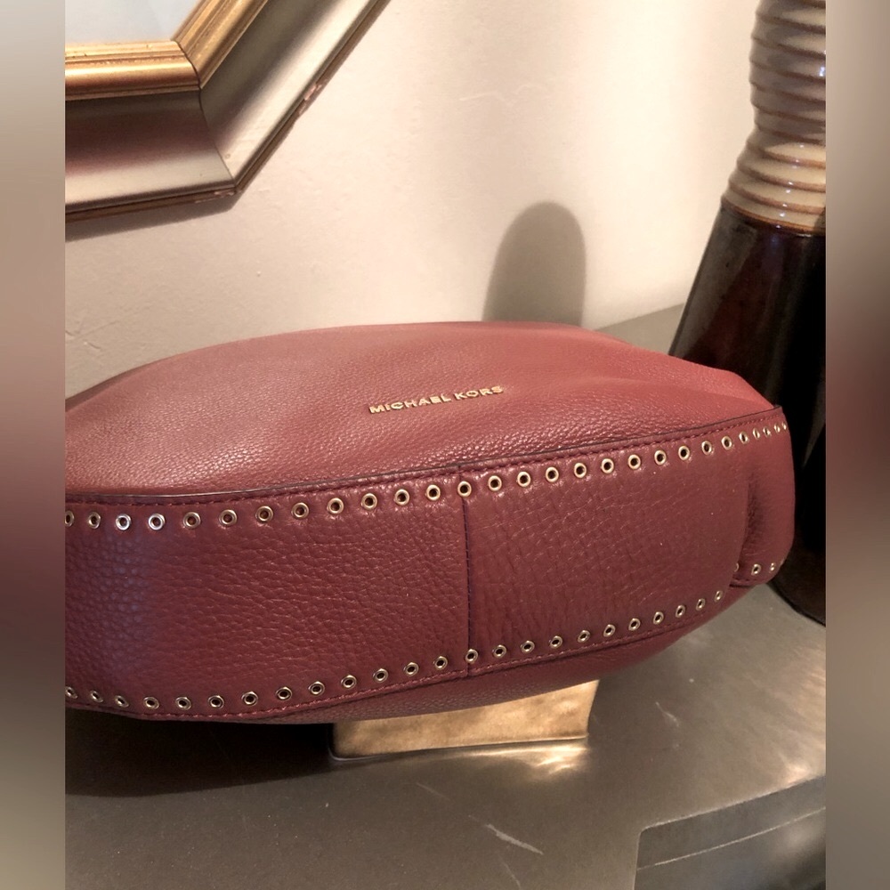 Michael Kors pebbled leather hobo shoulder bag. - Picture 4 of 6